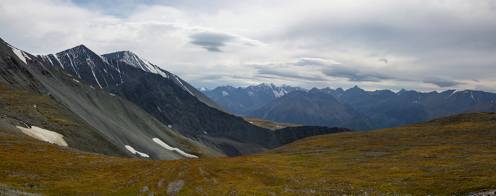 «Кара-тюрек» раздел «Природный пейзаж, Путешествия. Туризм». «Перевал Кара-Тюрек ("чёрное сердце" на местном наречии) встретил неприветливо. Холодный дождь, температура чуть выше нуля, сильный ветер, от которого негде было спрятаться. Подъём с рюкзаком по мокрой сыпучке. Руки занемели от холода, не слушались. Вишенкой на торте для меня стала эпитафия на камне на вершине, что вследствие "резкой смены погодных условий" за пару лет до того (кадр 2023 года) там коней двинул какой-то путешественник. Но как взобрались - распогодилось, облака разошлись, взору открылась горная страна по ту сторону перевала.Панорама - склейка из двух кадров.»