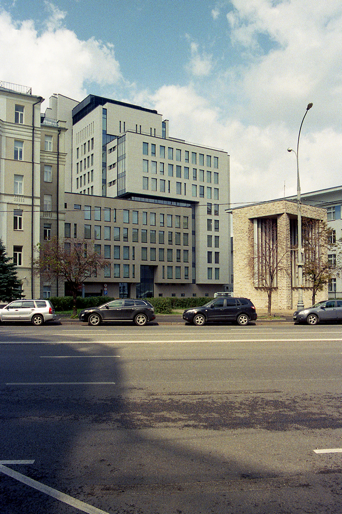Проспект Сахарова. раздел Городской пейзаж. Проспект Академика Сахарова в Москве. Август 2013. Pentax P5; multi coated f=28-70mm compact auto ZOOM S 1:3.5-4.5; GREEN.L UV; Kodak Profession ProFoto XL 100; FOTOпроект.
