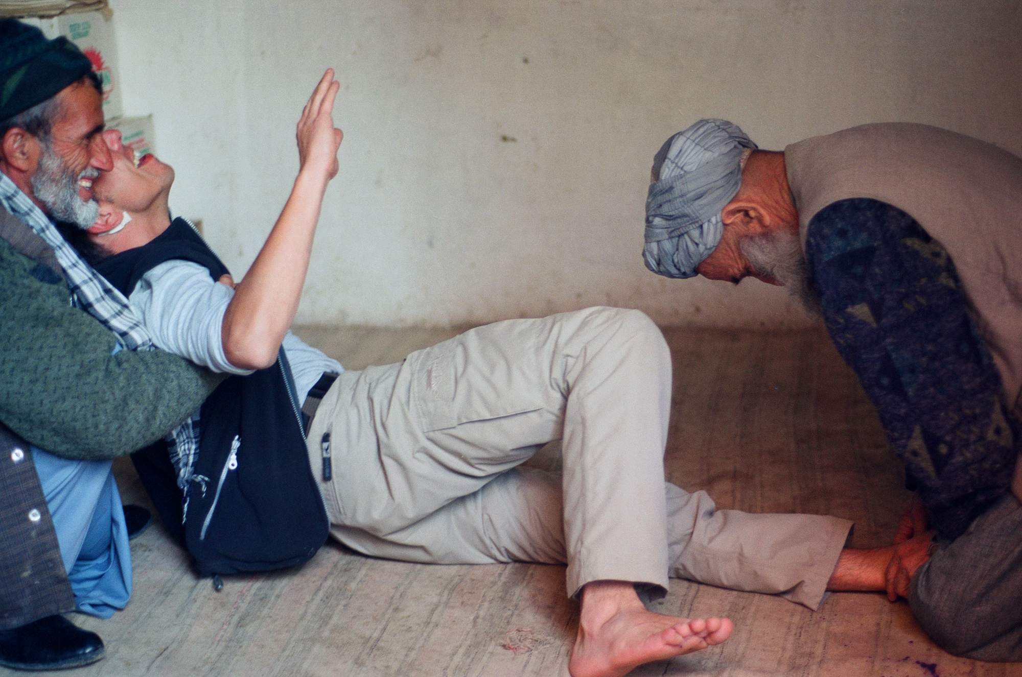 «На приёме у доктора» раздел «Репортаж, Жанр». «Афганистан 2001 год. Северный альянс, Ходж БаудинНаш продюсер Бруно вывихнул ногу, пришлось обратитьсяк местному доктору»