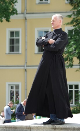 На ступенях колокольни