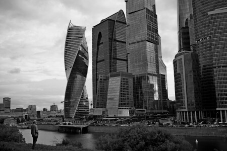 Быть в центре