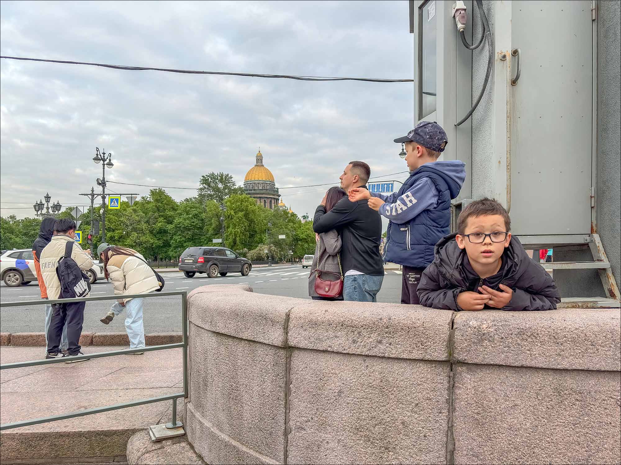 «НАБЕРЕЖНАЯ» раздел «Жанр». «Зря я в этот раз с собой брал короткий объектив и по началу носил его в своём рюкзаке, как лишний балласт, который так ни разу не пригодился за всё время пребывания в Питере. Большинство кадров снято на телефон, потому как времени на "переобуться" нет от слова совсем.На фото-встречах коллеги меня часто спрашивают, постановка, или в натуре Я не режиссёр, а просто когда вижу историю кадра, тогда и снимаю. К тому же большой стаж работы стоматологом помогает мне в доверительном контакте с народом. Зачастую начинающий фотограф видит лишь своего персонажа по центру кадра, не обращая внимания на детали общего плана... Мне в своей профессии, при осмотре пациента, важно "пролистать" все 32 зуба и найти микронный дефект, а не только порешить причинный порыв посещения стоматолога с синдромом "жаренного петуха". В кадре то же самое и остаётся только вовремя нажать на спуск, как правильно поставить диагноз»