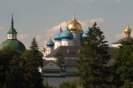 Успенский собор был возведен в 1559-1585 годах по типу Успенского собора Московского Кремля. Свято-Троицкая Сергиева Лавра.