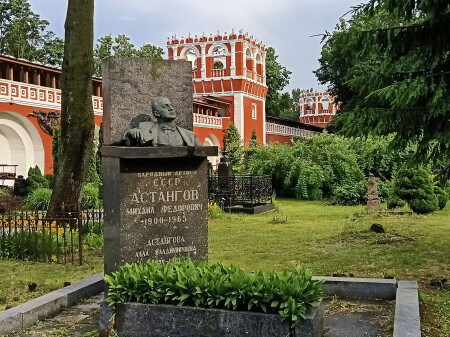 Всегда не сцене.
