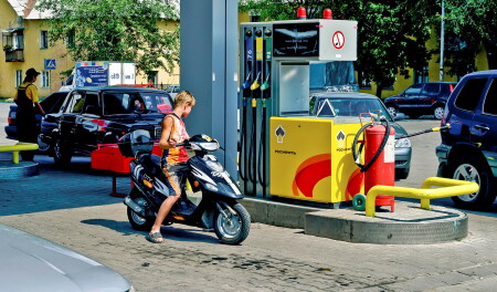В очереди.