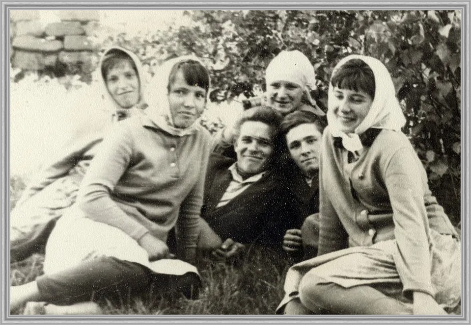 КАНИКУЛЫ. раздел Портрет, Разное, Репортаж. Фотография сделана около кладбищенской стены рядом с дорогой, которая ведёт в сторону Оторвановки. На фото видна каменная кладка вокруг кладбища. Виден кустарник закрывающий кресты. Был яркий солнечный день... Настроение всех участников фотографии приподнятое. Совершено не важно, кого мы тут видим. Важна атмосфера радости от сделанного дела.