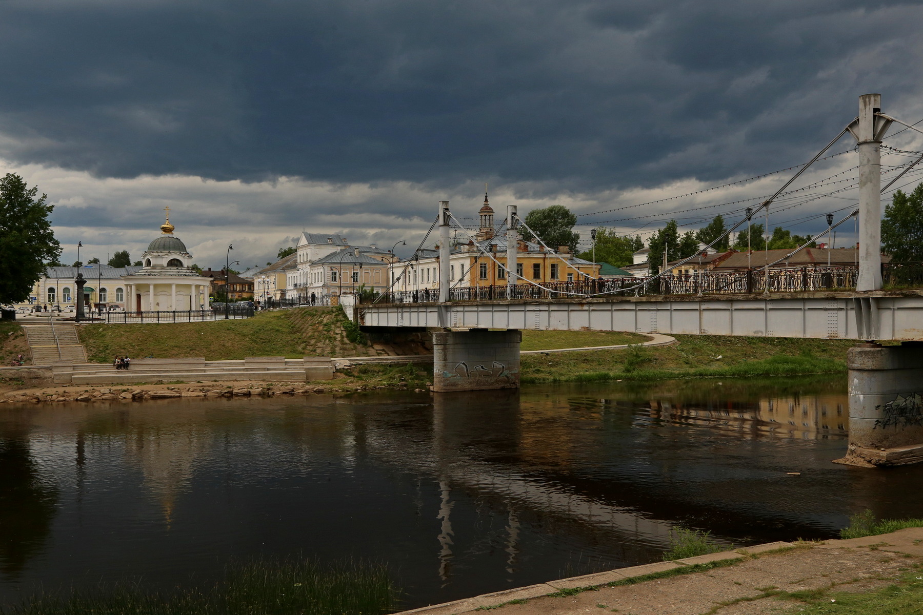 Торжок. Центр. раздел Городской пейзаж, Архитектура. Памятники. Интерьер, Путешествия. Туризм. Древний Торжок. Вид с Тверецкой набережной на площадь 9 Января. Бывший автомобильный, ныне пешеходный, мост через Тверцу.