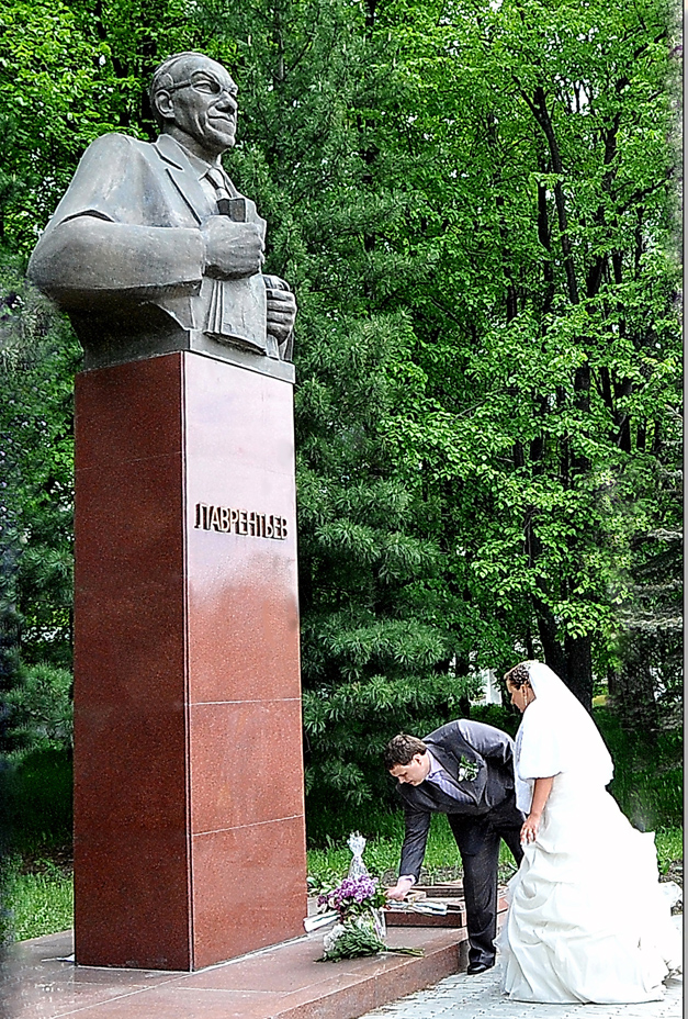 Академику Лаврентьеву М.А. благодарные молодые.... раздел Свадебная фотография