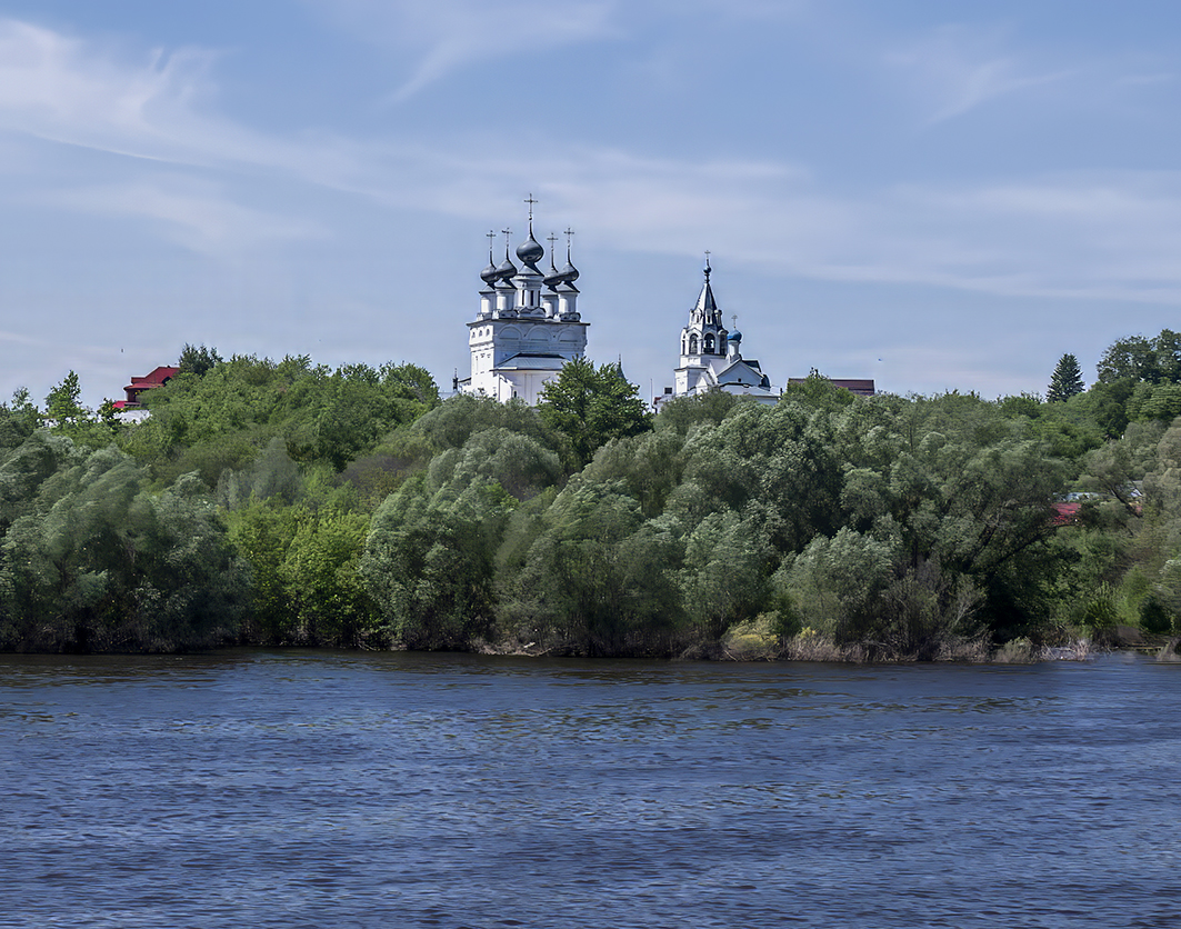 Воскресенский монастырь в Муроме. раздел Природный пейзаж, Архитектура. Памятники. Интерьер. Православный женский монастырь Муромской епархии Русской православной церкви, расположенный в северо-восточной части Мурома на Фруктовой горе. Согласно легенде, возник на месте загородного дворца князей Петра и Февронии Муромских, в исторических источниках впервые упомянут в XVI веке. Архитектурный комплекс монастыря представлен постройками XVII века - пятиглавой Воскресенской церковью с трапезной и обходной галереей с шатровыми крыльцами и одноглавой надвратной Введенской церковью с шатровой колокольней.