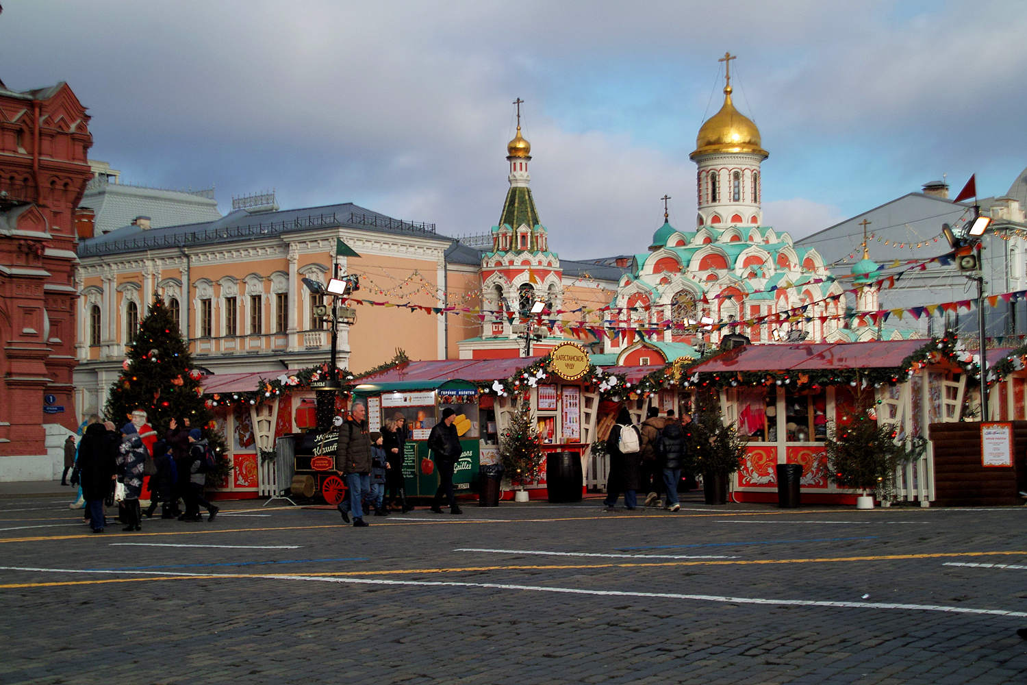 Красная площадь. раздел Городской пейзаж. «народ сел есть и пить, а после встал играть» (1 Царств 16:18). Январь 2025.