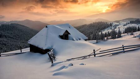Горную хижину замело