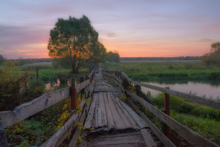 Светает.