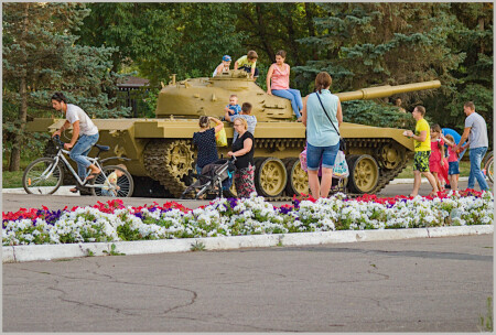 Играют мальчики в войну...