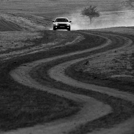 ...А дорога серою лентою вьется...