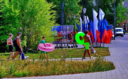 На пляж.