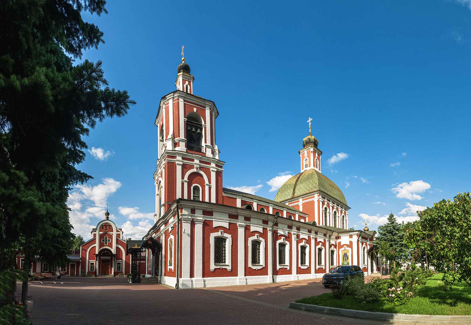Знаменский храм в Переяславской Ямской слободе.. Знаменский храм ведет свою историю с конца XVI века, когда «блаженныя памяти при Государе и Великом Князе Иване Васильевиче всея Руссии поставлена им Переславская Ямская слобода на поклонной горе, а ямщиков было пятьдесят человек». Построенный в слободе деревянный храм был освящен в честь Усекновения главы Иоанна Предтечи (по тезоименитству царя Иоанна Грозного). Вскоре в храме появился придел в честь святителя Николая, которого ямщики особенно почитали как покровителя путешествующих. А уже в 1638 году в Переписной книге города Москвы было записано: «В Переславской в Гонной слободе во имя храм Знамение Пречистыя Богородицы». Причину переименования история не сохранила. В 1757 году «тщанием прихожан и посторонних доброхотных дателей» началось строительство каменного храма, который был освящен в 1765 году и существует по сей день. Храм в честь иконы Божией Матери «Знамение» в Переяславской слободе — один из немногих никогда не закрывавшихся московских храмов. Войдя под его своды, вы сразу почувствуете эту особую атмосферу, которую принято называть «намоленностью». Милость Божия сохранила храм и в 1812 году, и во время революции, и в годы Великой Отечественной войны, и в эпоху государственного атеизма. Совсем недавно храм чуть было не исчез при строительстве Рижской эстакады. Но Пресвятая Владычица Богородица не дала погибнуть Своему дому, и храм по-прежнему, вот уже пятое столетие, звоном своих колоколов призывает православный народ «отложить всякое житейское попечение» и вспомнить о «едином на потребу».