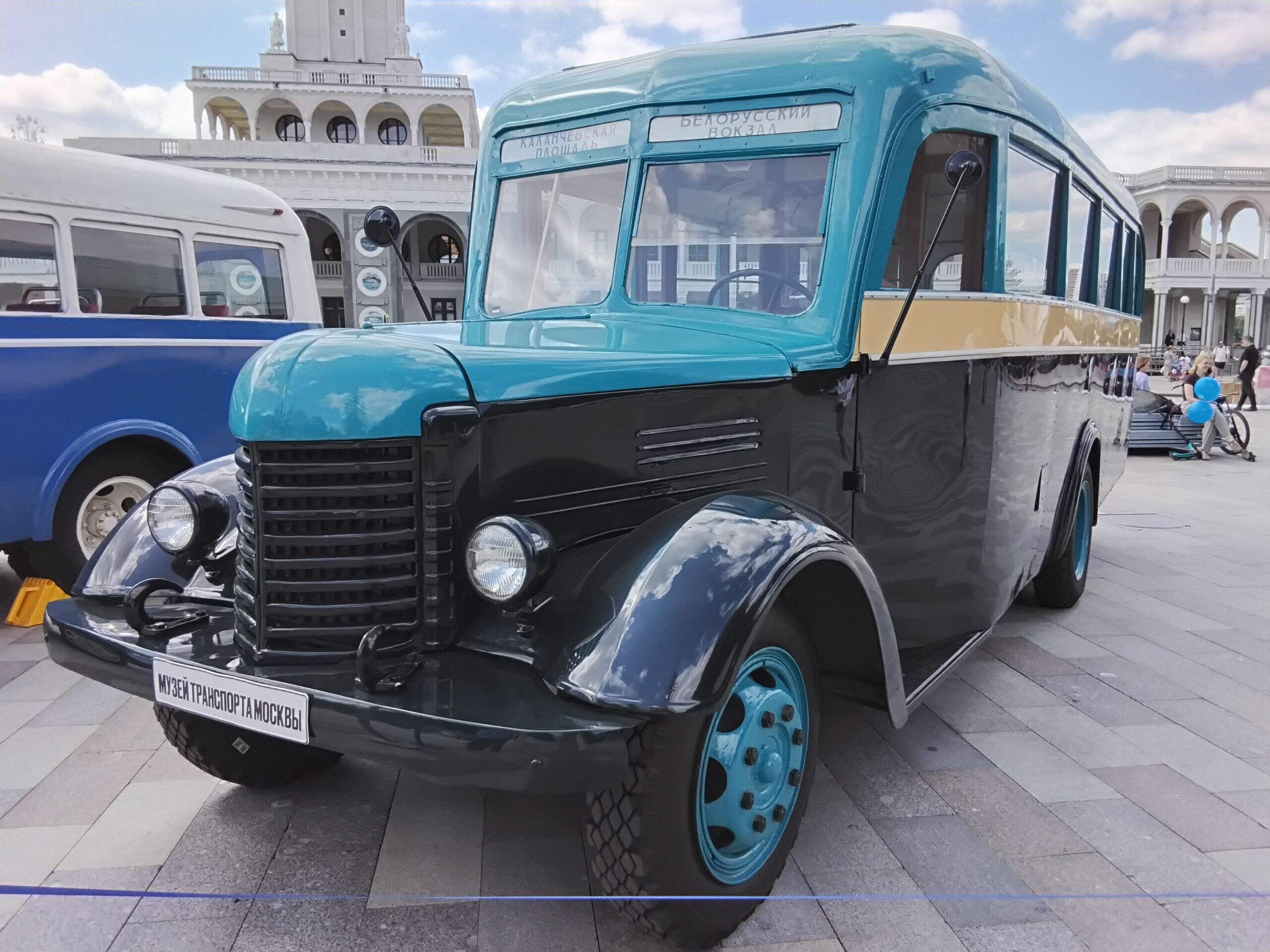 Ретро-автобус. 31 июля 2026 года. Москва. Северный речной вокзал. Праздник 68-летия Мосгортранса. Выставка автобусов и электробусов "От ретро до наших дней". Автобус АКЗ (на базе ЗИС-8, ЗИС-16, ЗИС-150). Выпускался в 1947-1948 гг.; мог перевозить 23 пассажира; мог разгоняться до 70 км/ч