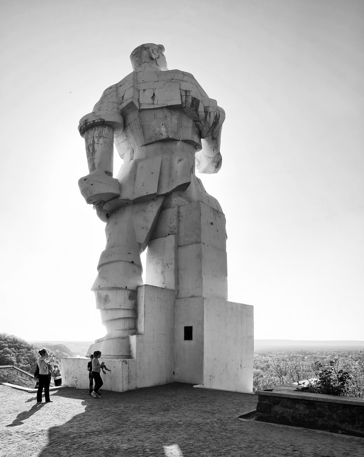 «Люди» раздел «Архитектура. Памятники. Интерьер, Путешествия. Туризм». «Из архива 2013 года.Сейчас в этом месте идут боевые действия.»