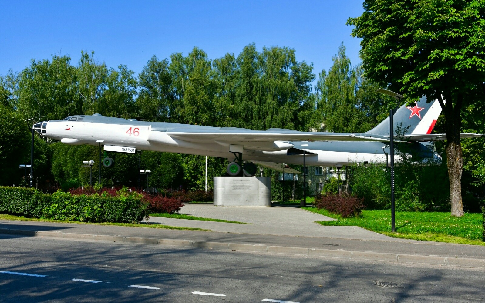Смоленск. раздел Городской пейзаж. Смоленск, памятник самолёту ТУ-16А, июль 2026