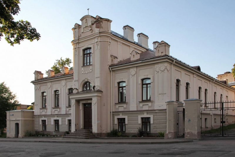 ДОМ НАД УСЫПАЛЬНИЦЕЙ ПОГАНКИНА. раздел Архитектура. Памятники. Интерьер. ДОМ МАСОНАМузейные сотрудники рассказывают, что Л.К.Масон конкретно к этому дому не имеет никакого отношения. Оказывается он был владельцем участка земли купленного им на аукционе после упразднения Златоустовского монастыря. На этом участке он создал небольшую городскую усадьбу, выстроив жилой дом и другие хозяйственные постройки.После смерти Л.К.Массона,в начале 20-го века, его семья продает усадьбу Журавлевым. Новые хозяева в 1909-1910 годах перестраивают дом в стиле модерн. Выходит следовало бы называть это здание - Домом Журавлева. Реставрация Дома Массона началась летом 2002 года в рамках подготовки к дню 1100-летия упоминания Пскова в летописи.Исследования показали, что Масон поставил свой дом на фундаменте монастырской церкви Иоанна Златоуста, которая служила усыпальницей семьи одного из богатейших псковских купцов XVII века - Сергея Ивановича Поганкина. Поганкин вел торговлю льном, кожей, салом, пенькой и другими товарами в самом Пскове, с городами Руси и заграницей. Дом Массона находится в Пскове по адресу Комсомольский переулок, д.6. До начала XIX века здесь находился мужской Златоустовский Медведев монастырь с церковью Иоанна Златоуста, построенной в 1541-1542 гг. В XVIII веке по приказу Екатерины II монастырь был закрыт и упразднен. А в 1852 году монастырская земля вместе с остатками церкви была продана на аукционе.Цитата из книги "Псков через века. Памятники Пскова сегодня": "Дом Массона построен в 1909-1910 г. Здание каменное, Г-образное в плане, 2-х этажное с мезонином. Композиция объемов и фасада ассиметричная. Декор сочетает в себе элементы ордерной архитектуры (рустовки, лопатки, "замки") с мотивами модерна (хаоактер прорисовки лепных украшений). Образец небольшого дома начала XX века. Памятник модерна в архитектуре Пскова."Сегодня в Доме Масона располагается открытое для посетителей фондохранилище Псковского музея-заповедника