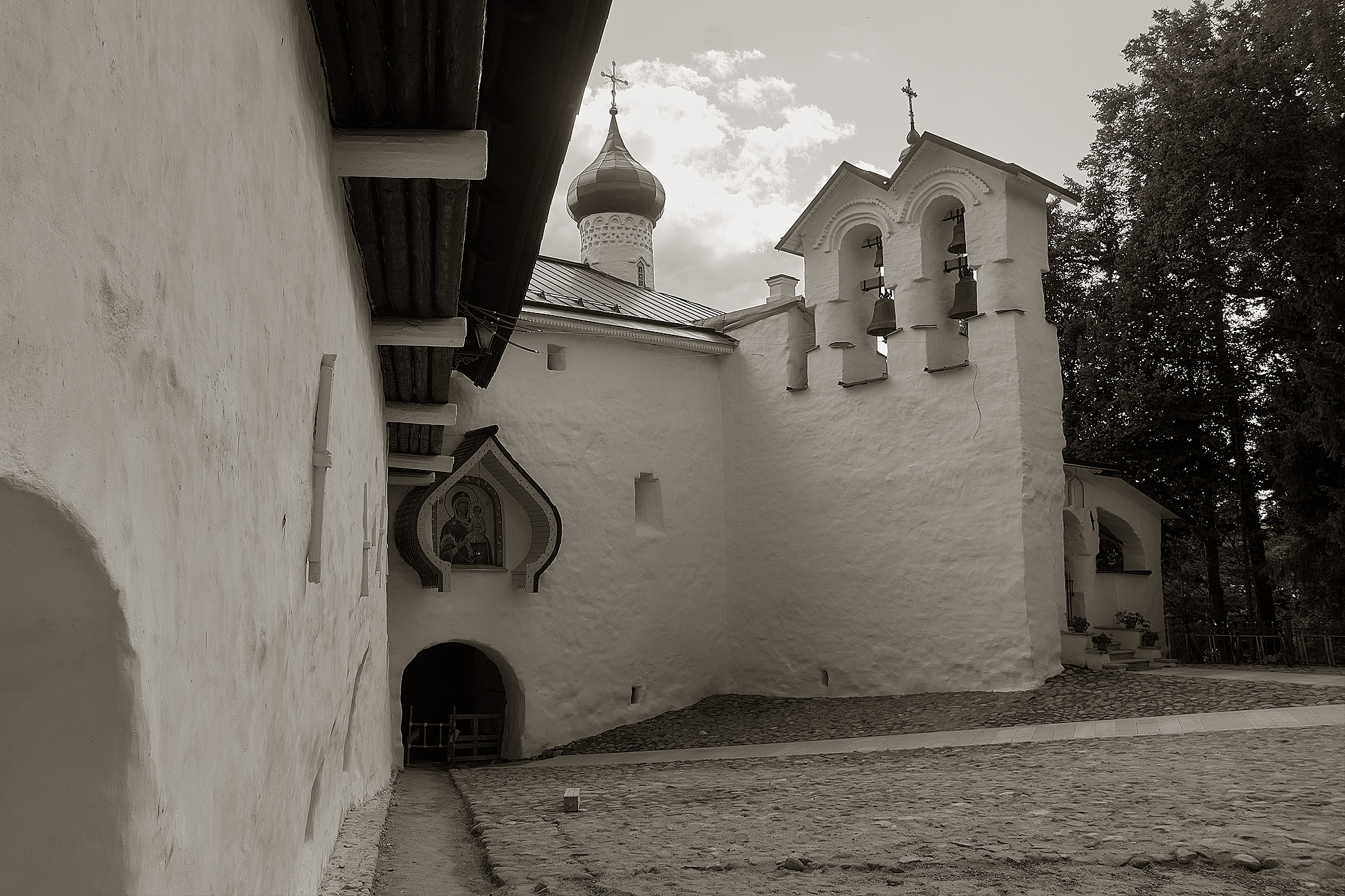 Церковь Николы Ратного (Вратаря). раздел Архитектура. Памятники. Интерьер. Уникальный надвратный храм в Псково-Печерском Успенском монастыре. 1564-1565 г.