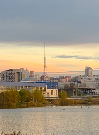 Город в начале осени