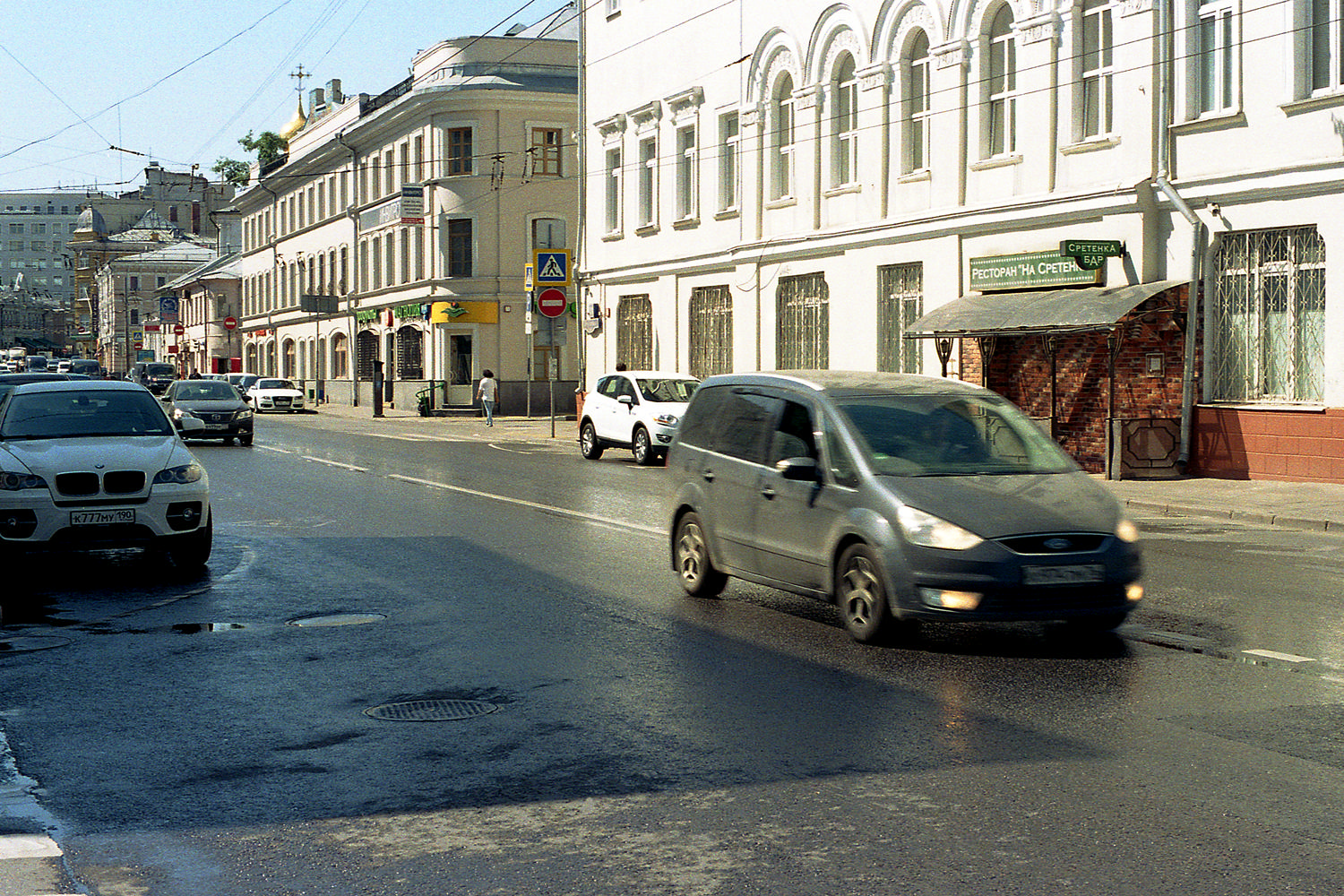 «Сретенка» раздел «Городской пейзаж». «Улица Сретенка в Москве. Май 2014. OLYMPUS OM-2000 SM; OLYMPUS OM-SYSTEM F.ZUIKO AUTO-S 1:1.8 F=50mm; Kenko L37 Professional; Kodak Professional ProFoto XL 100; FOTOпроект.»