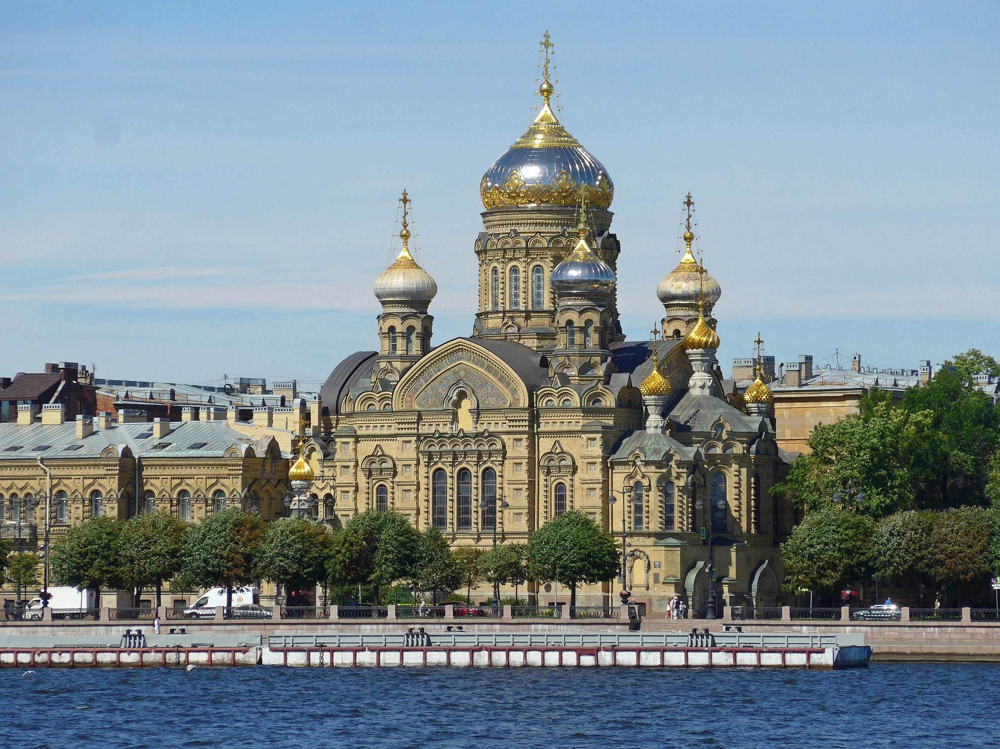 ***. раздел Архитектура. Памятники. Интерьер. Храм Успения Святой Богородицы - часть подворья Оптиной пустыни на набережной Васильевского острова. Ее строили передовыми методами: в частности, впервые покрыли купола алюминием. Внутреннюю отделку завершили к 1903 году.Храму с самого начала не везло: вместе с подворьем он переходил от ведомства к ведомству, от монастыря к монастырю. В советское время территорию поочередно занимали Ленинградский военный порт, крытый каток, бани и цветочная плантация. В конце 1980-х часть помещений занимали коммунальные квартиры. В 1990 году подворье вместе с храмом возвратили Оптиной пустыни.