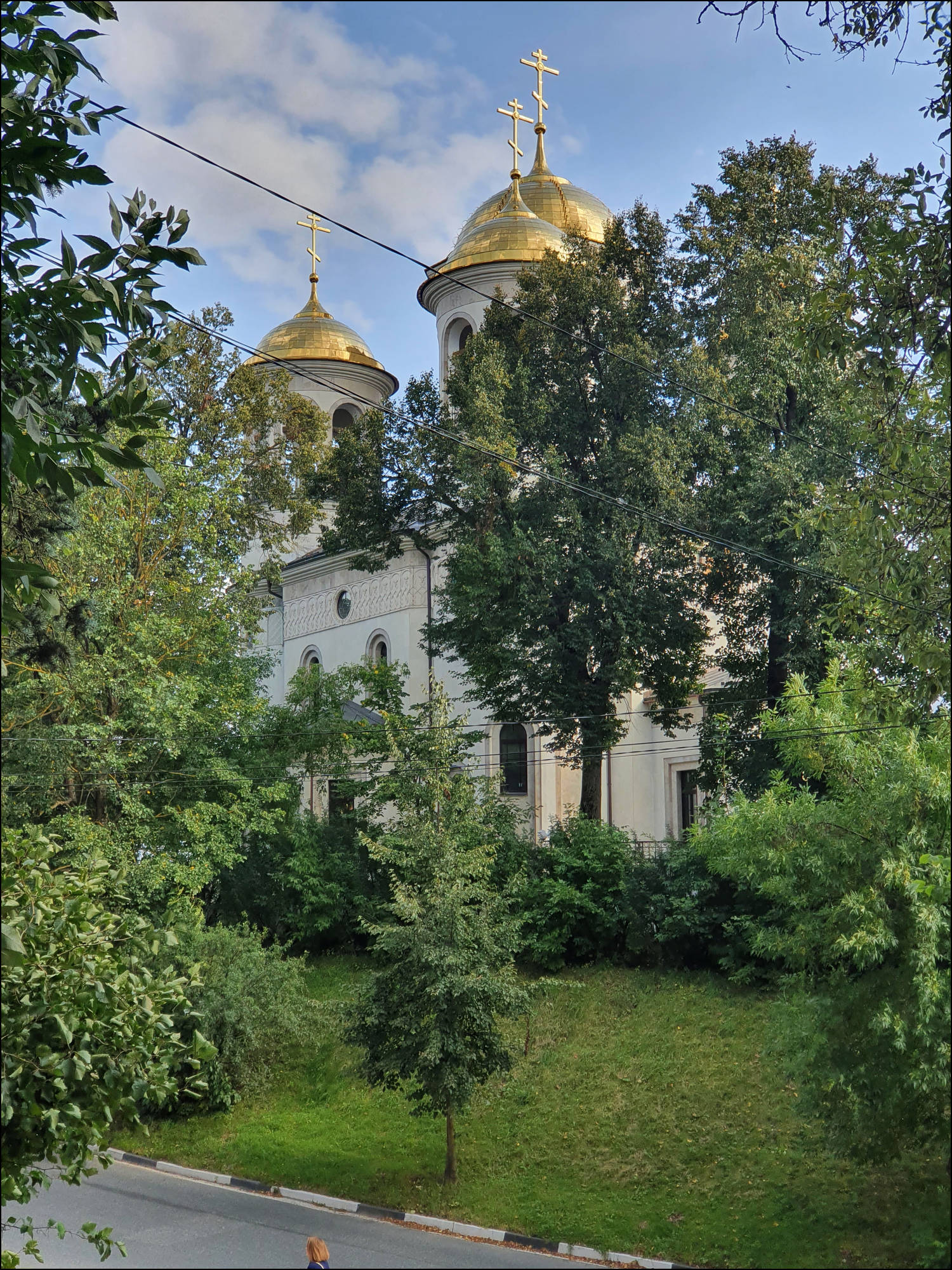 «Храм Вознесения Господня в Звенигороде» раздел «Архитектура. Памятники. Интерьер, Путешествия. Туризм». «Сентябрь 2020 г., г. Звенигород, Московская область. Храм Вознесения Господня - пятиглавый храм с золотыми куполами, построен на месте разрушенного в годы советской власти храма XVII века.»
