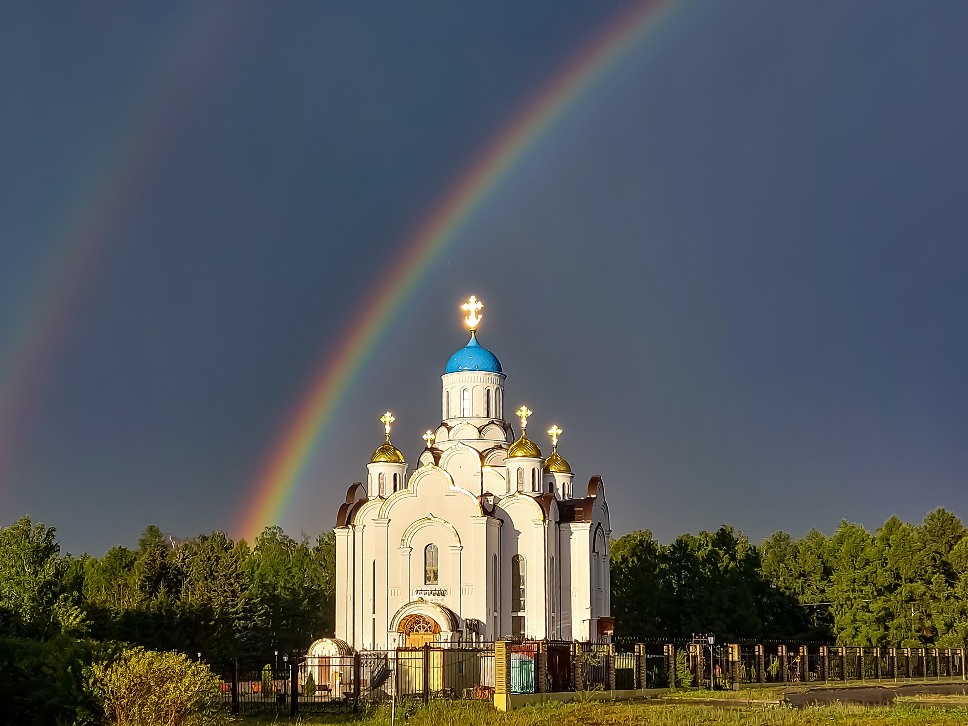Радуги над Храмом. раздел Разное. Архив.//Мобильное фото..камеры, увы с собой не было, поэтому снимал на Samsung A72. Горки Ленинские,Московский храм,2021 год.