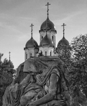Монумент "Скорбящая мать" под сенью храма Всех Святых.
