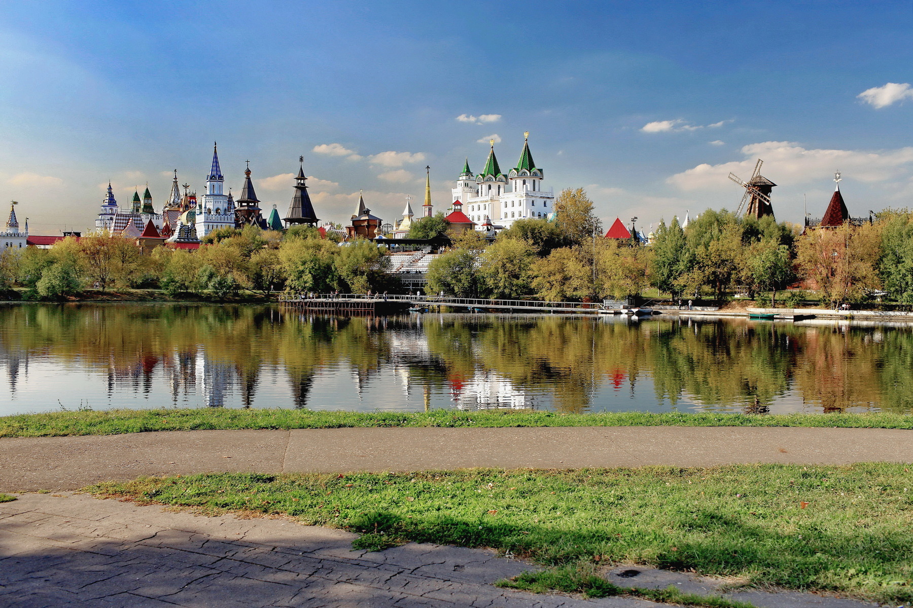 «***» раздел «Городской пейзаж». «Измайловский кремль в сентябре. Культурно-развлекательный комплекс «Кремль в Измайлово» — это современный архитектурный ансамбль, стилизованный под русское деревянное зодчество XVI–XVII веков. Он был построен в Москве в 1998–2007 годах неподалёку от исторической царской усадьбы "Измайлово".»