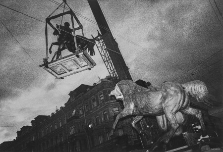 На Аничковом мосту. С-Пб., май 2001.