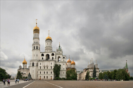 За стеной...