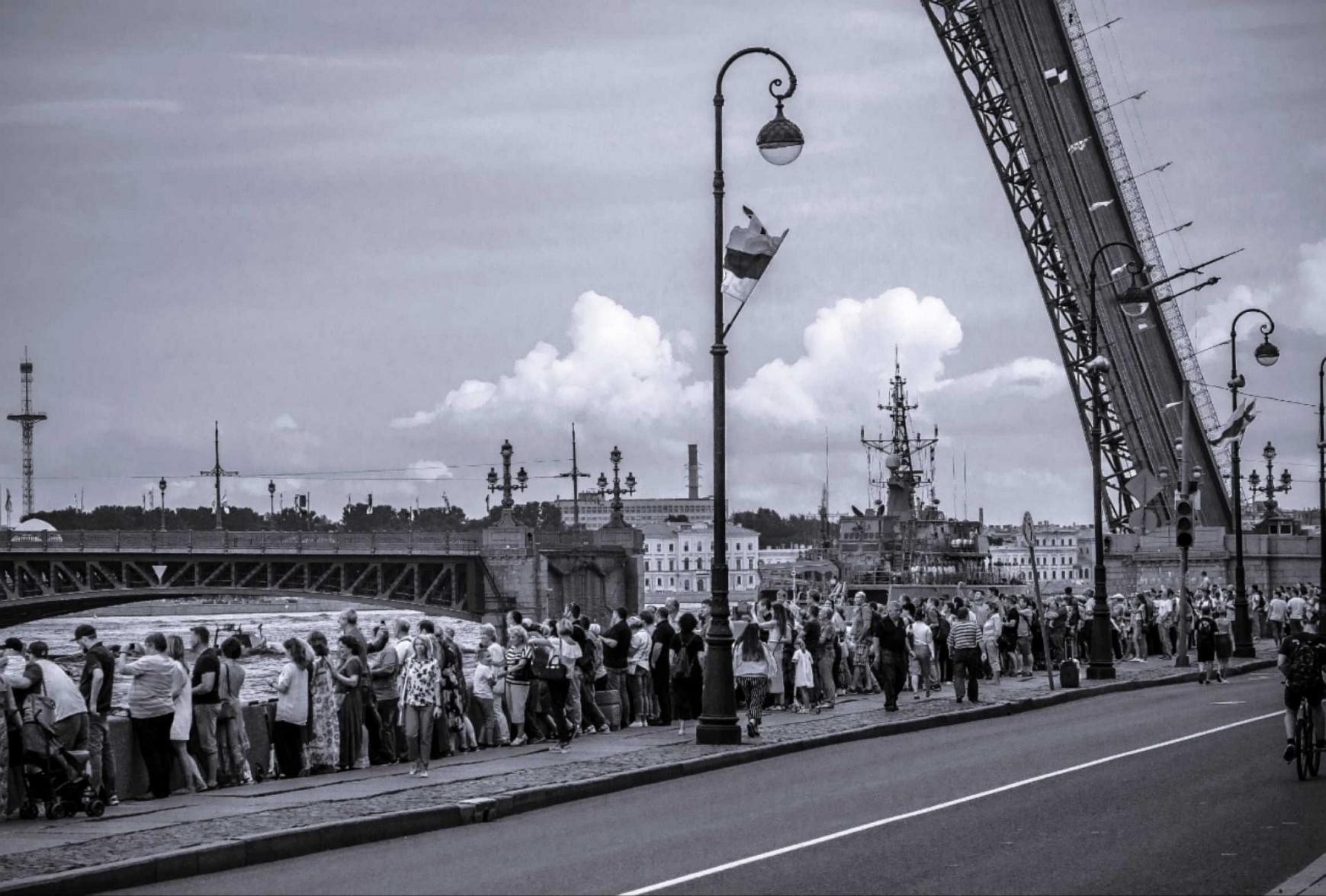 «Разведенный Троицкий мост.» раздел «Путешествия. Туризм». «Репетиция парада ко дню ВМФ.»