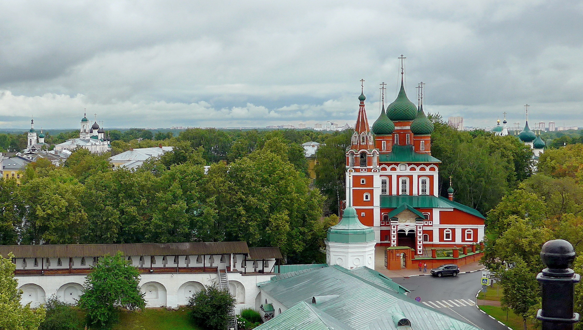 «***» раздел «Городской пейзаж». «Церковь Михаила Архангела в Ярославле была построена деревянной в 1213 году ростовским князем Константином. А нынешняя торжественно-нарядная в камне была возведена в 1682 году. С древних времен выполняет функции гарнизонной войсковой церкви, ранее здесь была Стрелецкая слобода.»