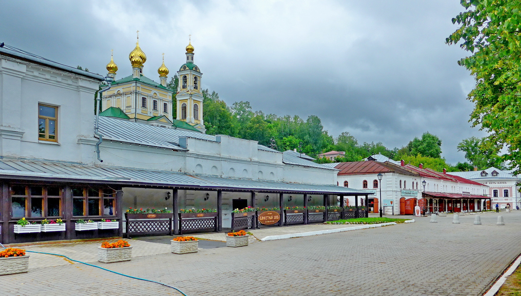 «***» раздел «Городской пейзаж». «Калашная улица - старейшая улица Плёса. На заднем плане - символ Плёса – Воскресенская церковь. Она заметна еще с реки, поэтому встречает всех, кто приехал в этот город по воде. Именно ее изображение вы увидите на большинстве сувениров. Без этого монументального здания сложно представить плёсский пейзаж.»