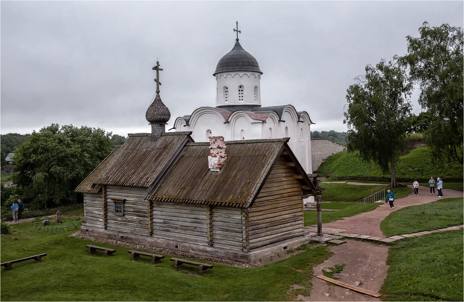 Церковь Дмитрия Солунского и Георгиевская церковь (в Староладожской крепости). раздел Архитектура. Памятники. Интерьер, Путешествия. Туризм