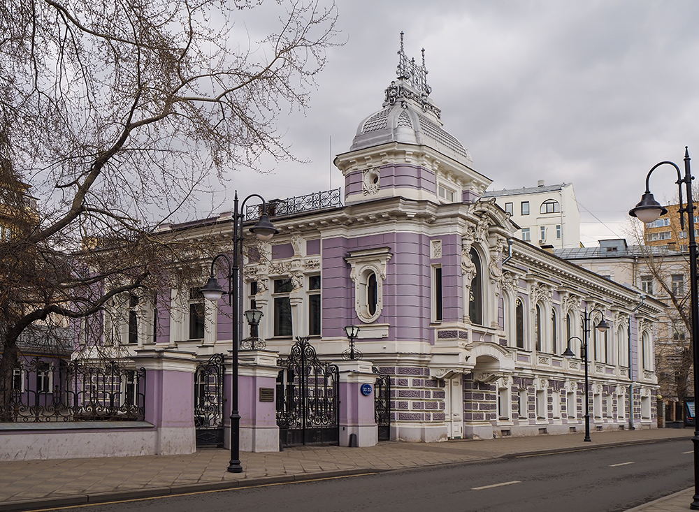 «Особняк Коробкова на Пятницкой (Прогулки по Замоскворечью)» раздел «Архитектура. Памятники. Интерьер». «Особняк Трифона Ивановича Коробко́ва (городская усадьба Ольги Петровны Коробко́вой) — памятник архитектуры в Замоскворечье, расположен по адресу Пятницкая улица, д. 33-35, стр. 1. Образец классического модерна, относится к ранним работам архитектора Льва Кекушева. Построен на каркасе двухэтажного дома 1866 года, перестраивался в 1871—1875, 1894, 1899, 1912—1912 годах. Здание асимметричной планировки декорировано в эклектичном стиле, окрашено в лилово-сиреневый цвет и меняет оттенок в зависимости от погоды»
