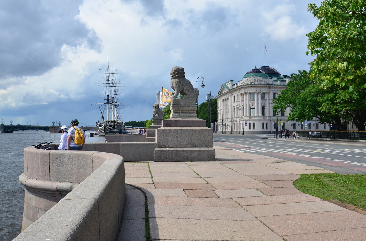 «на Петровской набережной в Санкт-Петербурге» раздел «Городской пейзаж, Путешествия. Туризм». ««Китайский страж ши-цза» — это пара мифических гранитных львов-стражей, установленных на Петровской набережной напротив Домика Петра. Скульптуры изображают чудовищ из восточной мифологии и имеют внешние черты, позаимствованные от льва и жабы.»