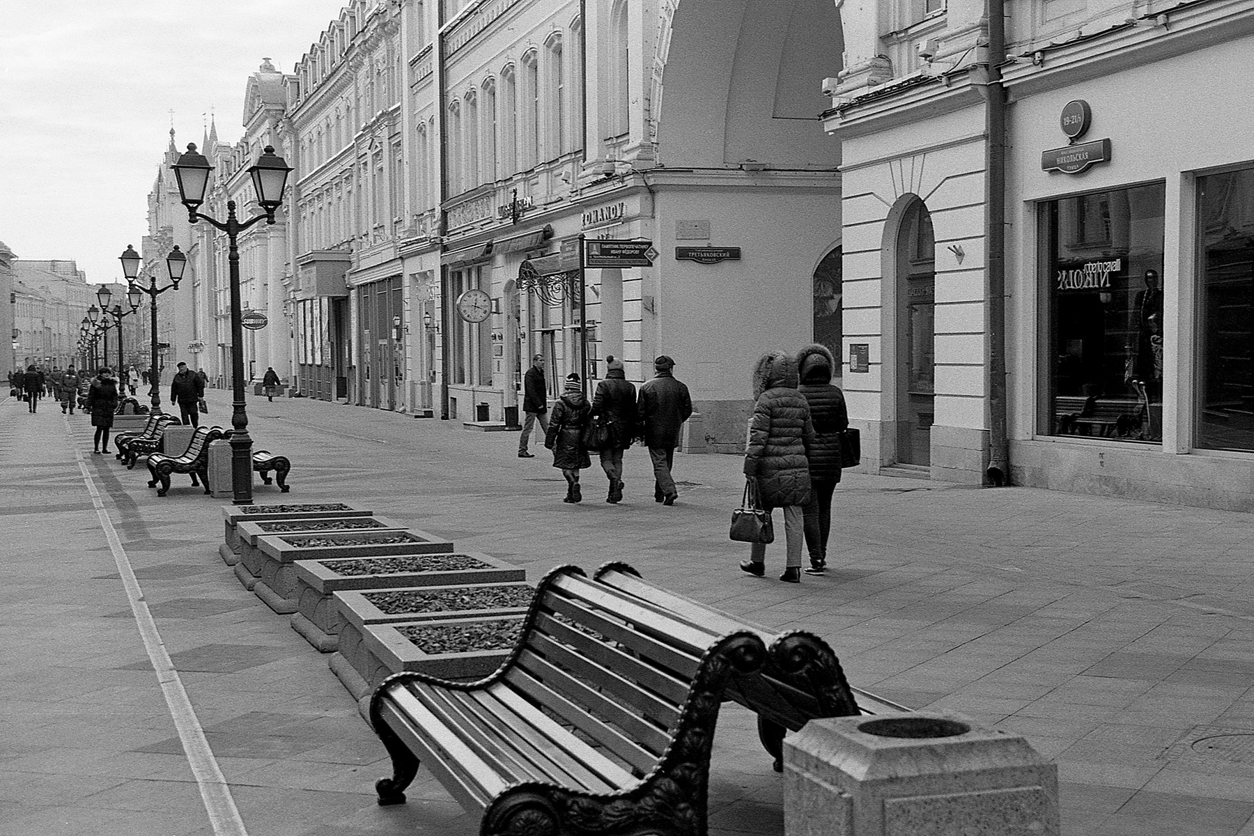 «Никольская» раздел «Архитектура. Памятники. Интерьер». «Никольская улица в Москве. Ноябрь 2014. Canon EOS A2; Canon Zoom Lens EF 28-105mm 1:3.5-4.5 II USM; Kenko L37 Professional; ILFORD PAN 100; FOTOпроект.»