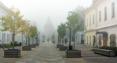 В городе туман.