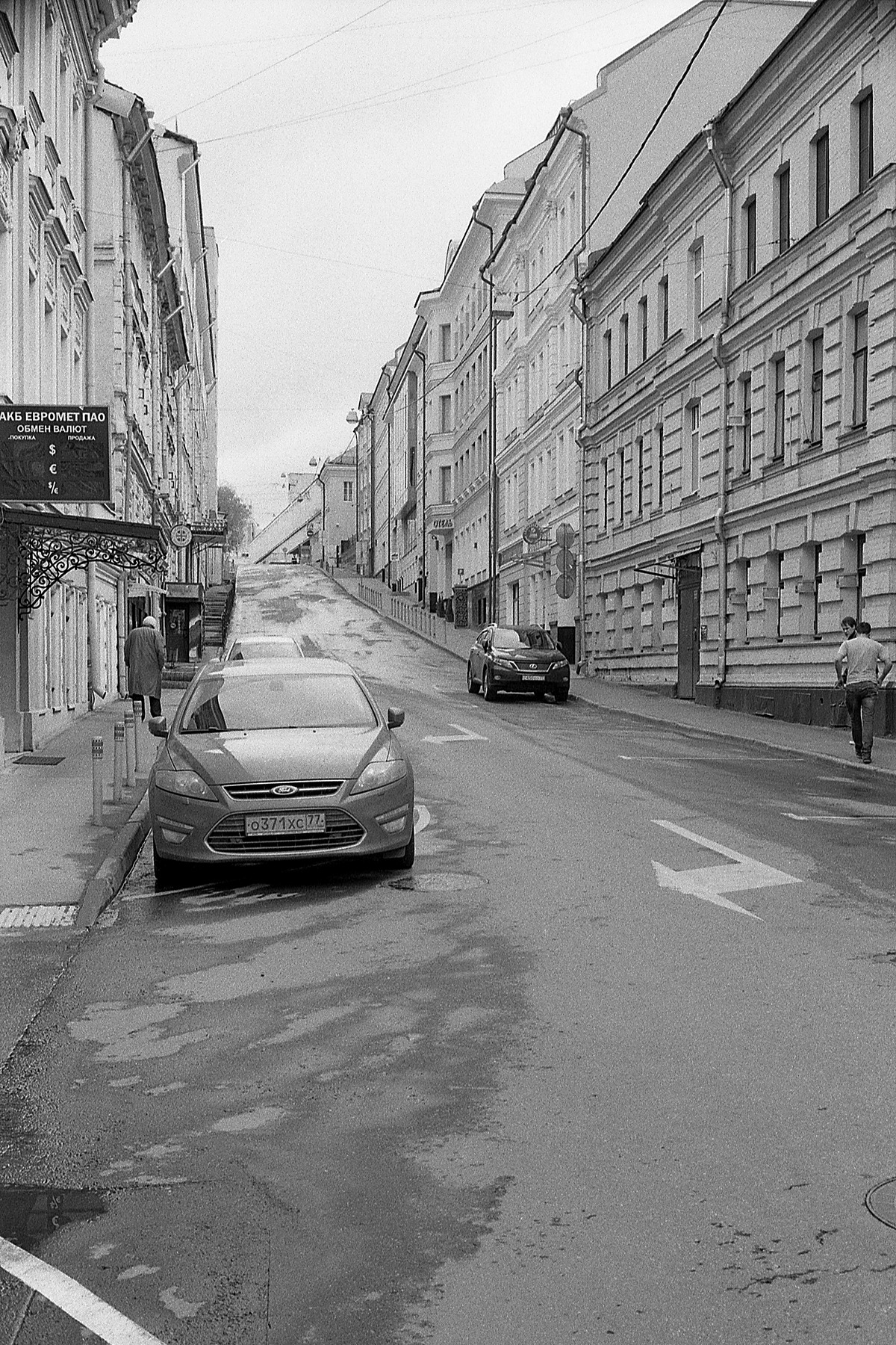 Нижний Кисельный переулок. раздел Городской пейзаж. Нижний Кисельный переулок в Москве. Май 2015. Voigtlander Bessa R3m; Voigtlander NOKTON Classic 40mm F 1.4; ILFORD PAN 100; FotoLab.