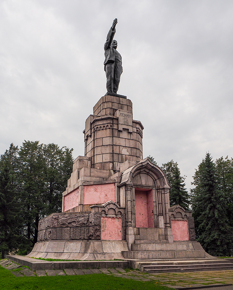 «Памятник В.И.Ленину в Костроме» раздел «Архитектура. Памятники. Интерьер». «История памятника Ленину в Костроме очень необычна: фигура Ленина стоит на постаменте, изначально созданном для монумента памятника к 300-летию династии Романовых. В 1903 году При подготовке к 300-летию Дома Романовых костромская городская дума решила возвести в городе памятник в честь этого события. По задумке скульптора А.И.Адамсона это должна была быть часовня-постамент с многоярусным шатровым завершением. На уступах планировали разместить бронзовые фигуры представителей династии Романовых, а также Ивана Сусанина, Минина и Пожарского. В нижней части хотели сделать рельефы с важными историческими сюжетами. К 1916 году ростамент возвели, а из предполагавшихся 26 бронзовых фигур отлили и доставили в Кострому около 20. Но дальше дело не пошло: помешали Первая мировая война, а затем революция. Бронзовые фигуры так и остались в ящиках, а постамент ещё долго стоял незавершённым. Когда умер В. И. Ленин, возникла идея использовать готовый постамент для памятника вождю. Существует версия, что на эту мысль местных властей натолкнула делегация молодых коммунистов из Финляндии. В итоге к десятилетию Октябрьской революции (к 1 мая 1928 года) на постаменте (при этом его верхнюю часть разобрали) установили бетонную скульптуру Ленина. Авторами проекта называют группу студентов Высших художественно-технических мастерских : М. Листопад, З. Иванову, Д. Шварца и А. Лебедева.»