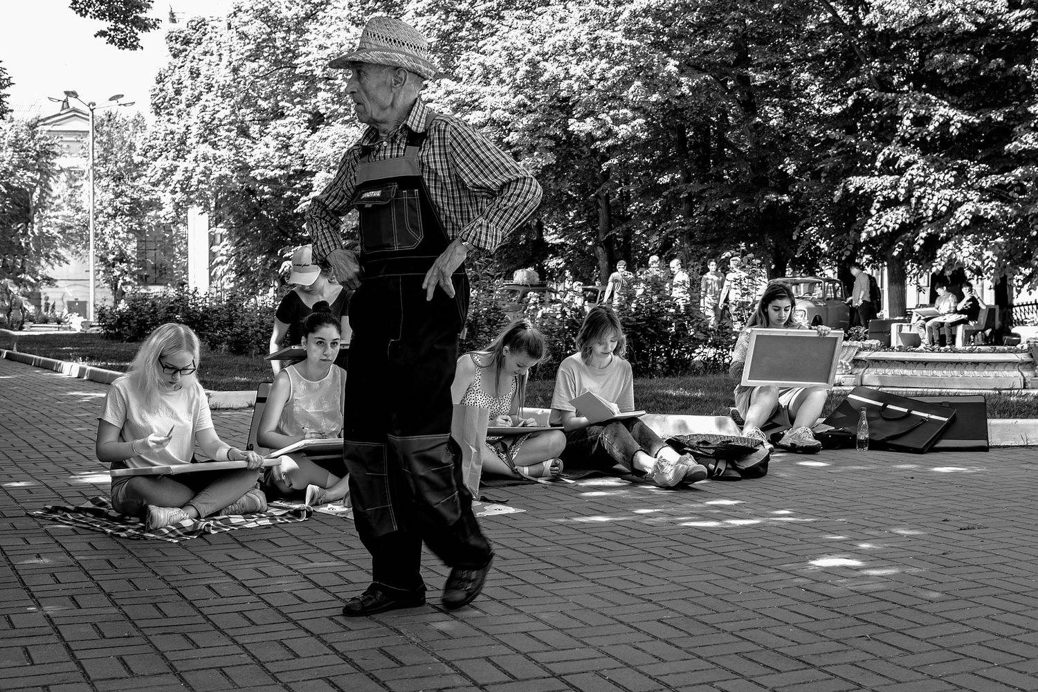 В студенческом парке. раздел Репортаж. Выставка ретро автомобилей совпала с пленэром будущих архитекторов