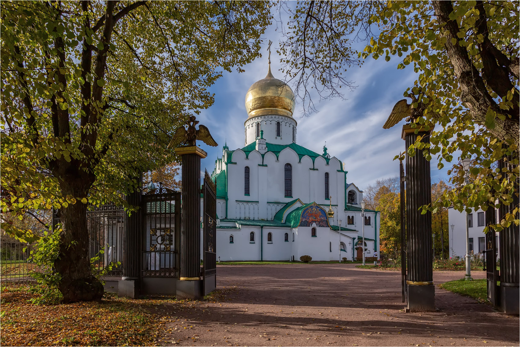 «Феодоровский Государев собор в Царском Селе» раздел «Архитектура. Памятники. Интерьер, Путешествия. Туризм». «Строился в 1909—1912 годы по поручению императора Николая II как церковь для Собственных Его Величества Конвоя и Сводного пехотного полка, освящён 20 августа (2 сентября) 1912 года. С 1933 по 1991 год храм был закрыт.В соборе находится почитаемый список чудотворной Феодоровской иконы Божией Матери.»