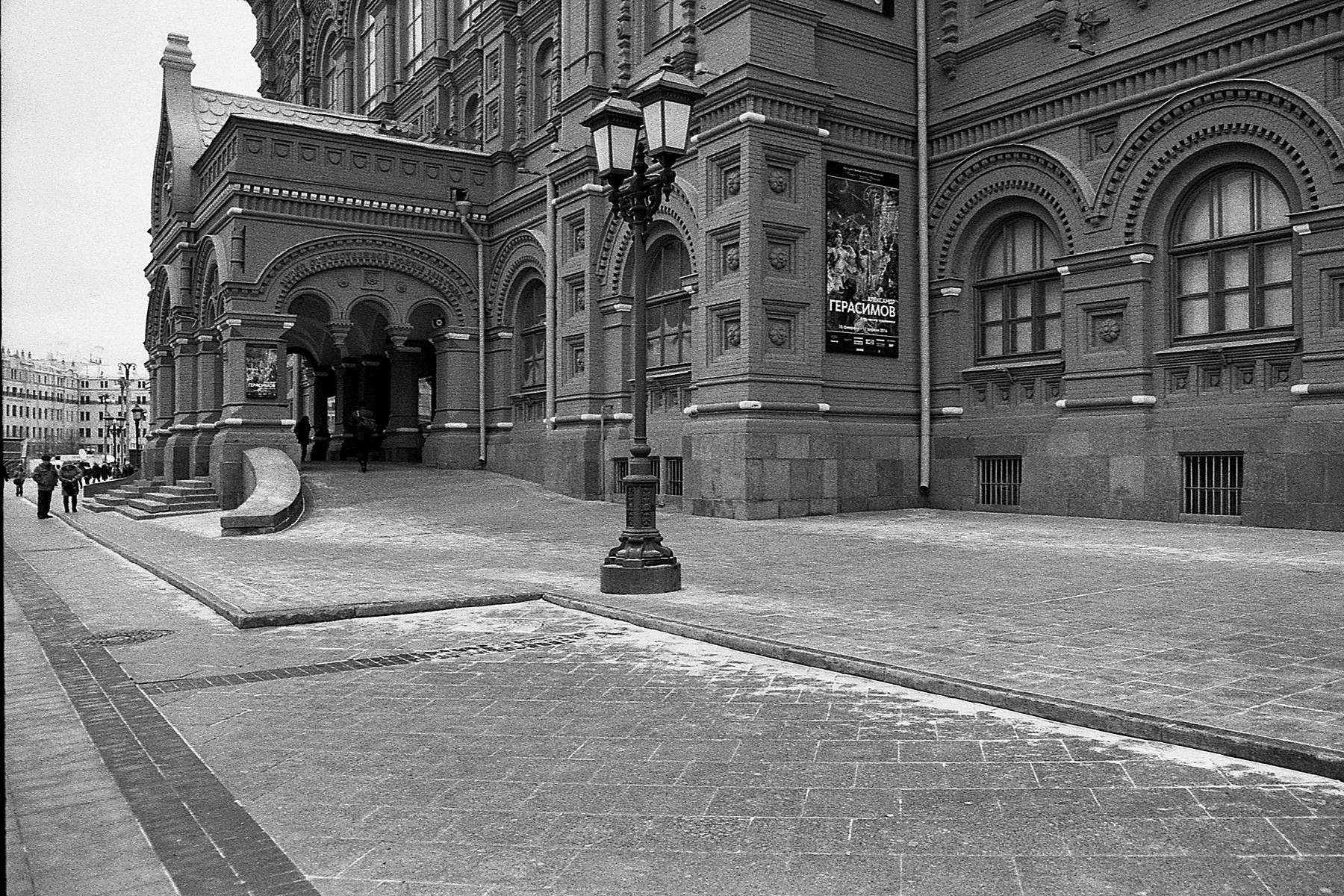 «Площадь Революции» раздел «Архитектура. Памятники. Интерьер». «Площадь Революции в Москве. Февраль 2016. Contax RX; Carl Zeiss VARIO-Sonnar 3.5-4.5/28-70 T*; Ж-2*; ILFORD PAN 100; FOTOLAB»