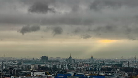 луч света в сумрачном городе