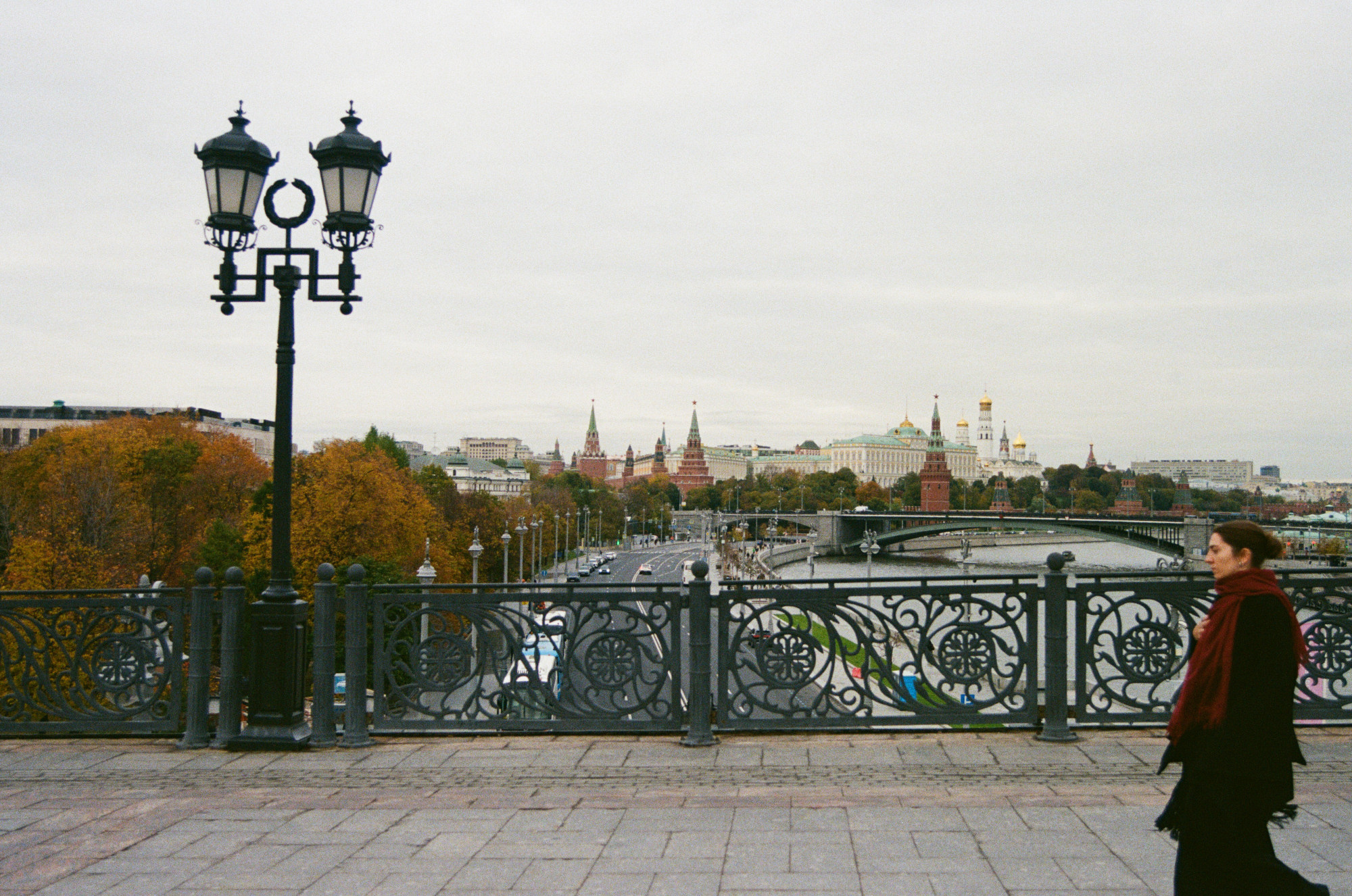 «Кремль» раздел «Городской пейзаж». «Последний кадр Fujifilm 400 Minolta Dynax 5, девушка не планировалась, но зашла удачно)»