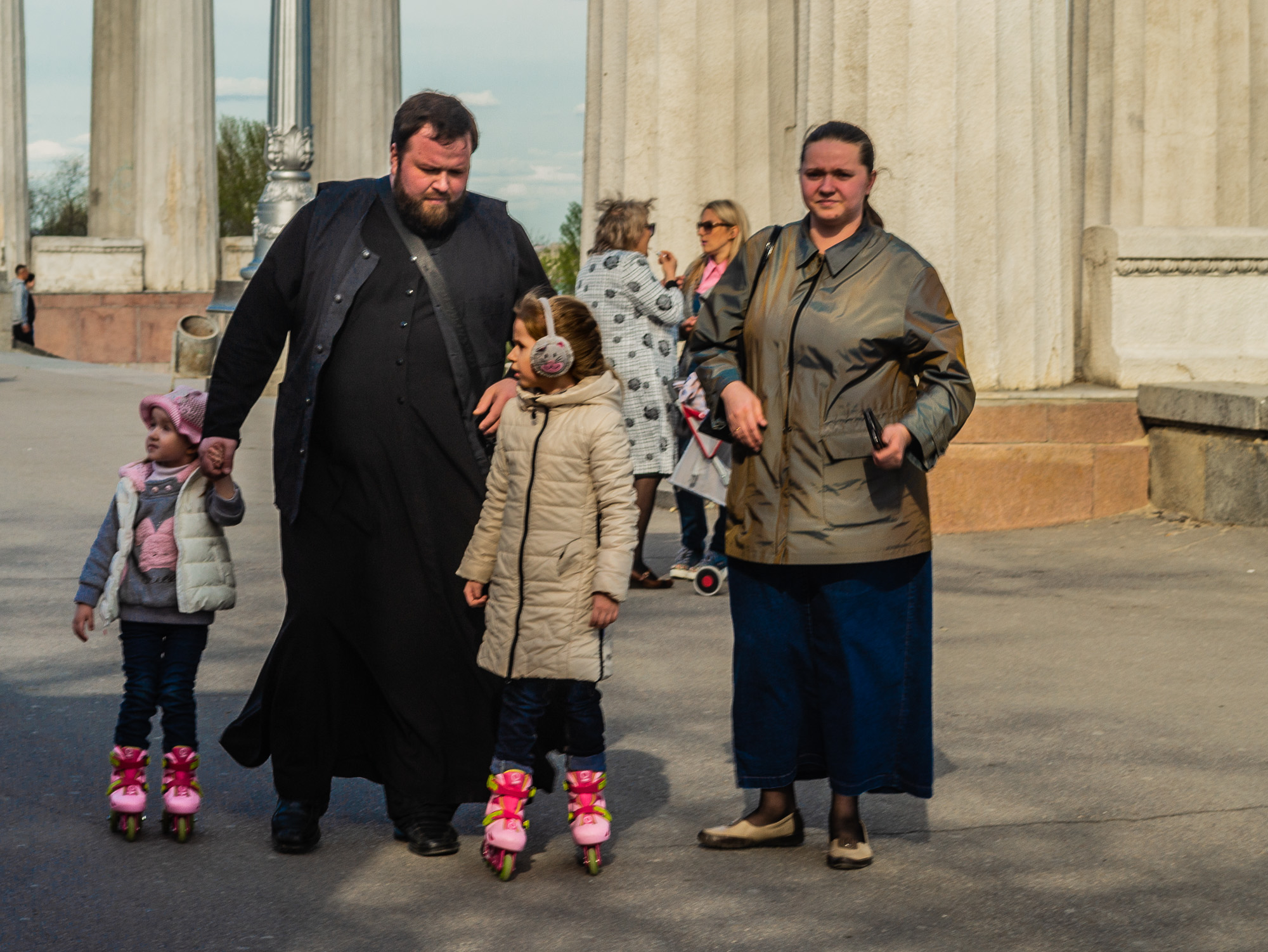 «Святое семейство на прогулке...» раздел «Папарацци, Дети, Репортаж». «На Центральной набережной Волгограда, у Пропилей.»